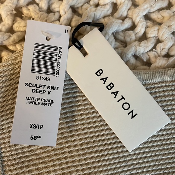 NWT Aritzia Sculpt Knit Deep V Top Size XS - Picture 3 of 3